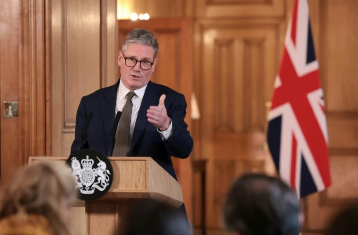 Le nouveau Premier ministre britannique Keir Starmer lors d'une conférence de presse, après son premier conseil des ministres, le 6 juillet 2024 au 10, Downing Street, à Londres