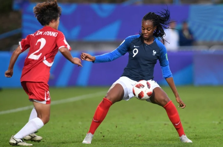 L'attaquante française Marie-Antoinette Katoto (d) à la lutte avec la Sud-Coréenne Kuk Hyang An au Mondial féminin des -20 ans, le 16 août 2018 à Concarneau