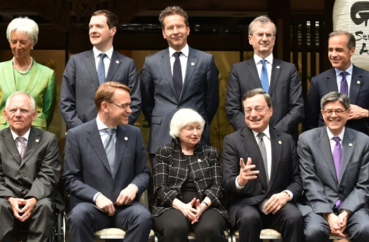 Photo de groupe des ministres des finances et des gouverneurs de Banque centrale du G7 ainsi que Christine Lagarde, directrice générale du FMI (en haut à gauche), à Sendai le 20 mai 2016