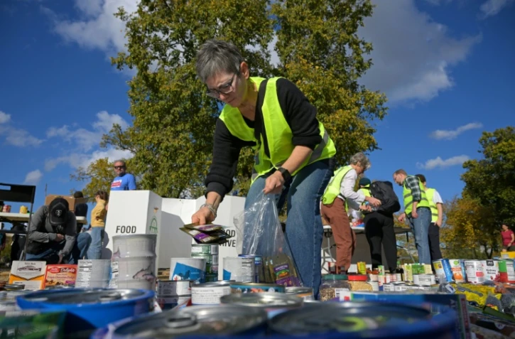 Des bénévoles de l'association People's Pantry Food récoltent des dons alimentaires sur l'esplanade du National Mall à Washington, le 30 octobre 2025
