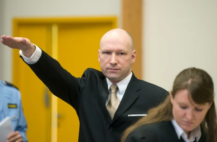 L'auteur d'une tuerie ayant fait 77 morts, Anders Behring Breivik, fait le salut nazi à son arrivée dans une cour improvisée de la prison de Skien, à 170km au sud-ouest d'Oslo, le 15 mars 2016