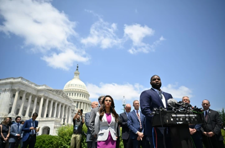 Des élus américains devant le Congrès à Washington, le 30 mai 2023