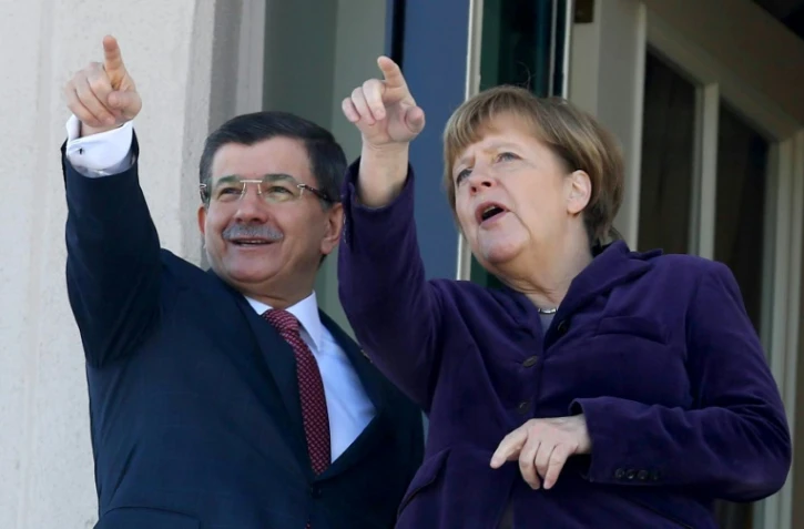 Le Premier ministre turc Ahmet Davutoglu et la chancelière allemande Angela Merkel sur le balcon d'une résidence à Ankara, lors de leur rencontre le 8 février 2016