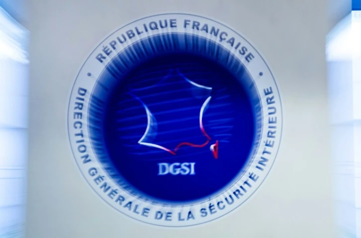 Sept personnes, dont un ancien fonctionnaire de police et une avocate anti-vaccin, ont été interpellées et placées en garde à vue à la DGSI à Paris dans un dossier terroriste comptant déjà quatorze mis en cause, dont le complotiste Rémy Daillet