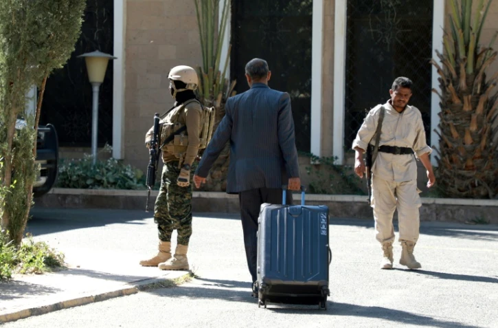 Un membre de la délégation rebelle yéménite se prépare à se rendre en Suède, le 4 décembre 2018 à Sanaa