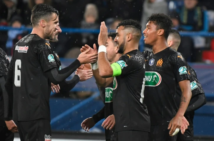 Dimitri Payet (c) célebre son but, le troisième de Marseille contre Granville, avec ses partenaires à Caen en 16es de finale de la Coupe de France le 17 janvier 2020
