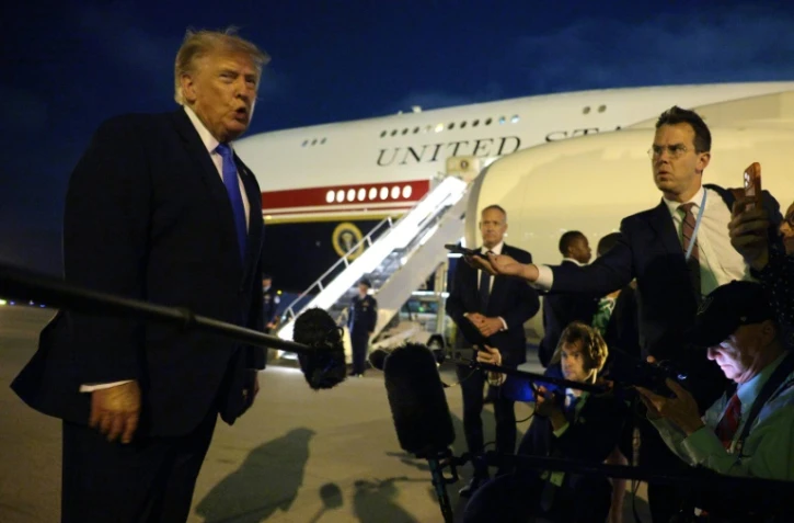 Le président américain Donald Trump s'entretient avec des journalistes avant d'embarquer à bord d'Air Force One à l'aéroport international de Los Angeles, le 4 août 2026
