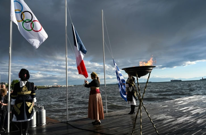 Le chaudron de la flamme olympique sur le front de mer de Thessalonique, le 21 avril 2024 en Grèce