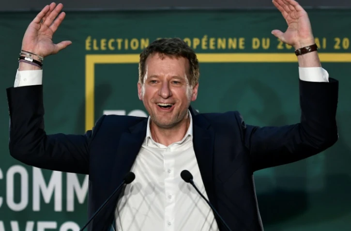 Yannick Jadot se félicite après l'annonce des résultats d'EELV, le 26 mai 2019 dans un restaurant parisien
