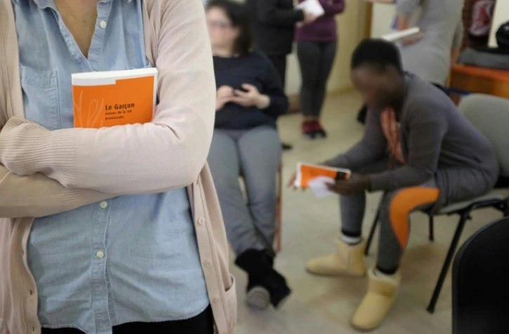 La maison d'arrêt de Versailles, en partenariat avec l'association "Lire pour en sortir", promeut la lecture en prison comme vecteur de réinsertion, une activité prisée des détenues