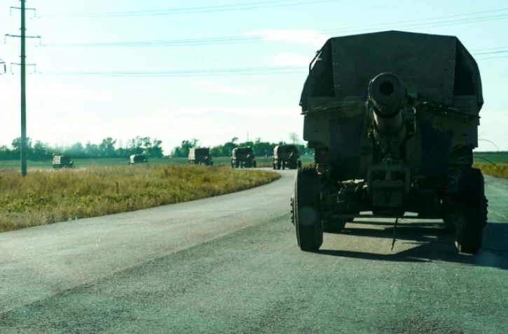 Des camions militaires russes tractent des pièces d'artillerie en direction de la région de Zaporijjia (Ukraine), le 8 septembre 2022