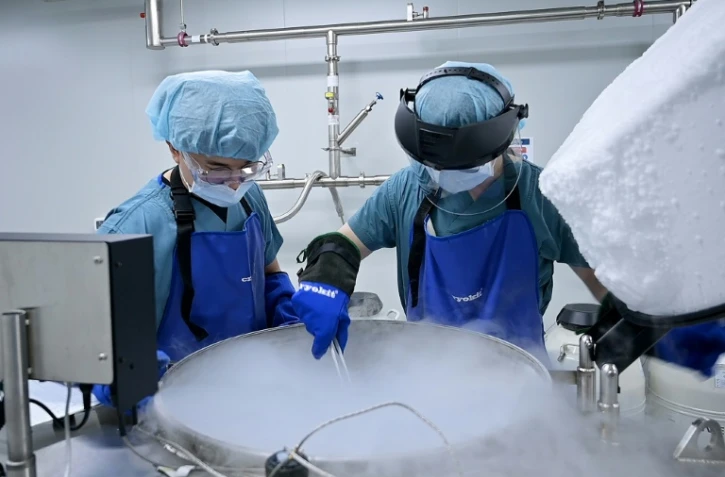 Image tirée d'une vidéo de l'AFPTV le 8 novembre 2023 montrant des chercheurs vérifiant des ovules congelés dans un laboratoire de recherche sur la fertilité du centre médical CHA Bundang, à Seongnam, en Corée du Sud