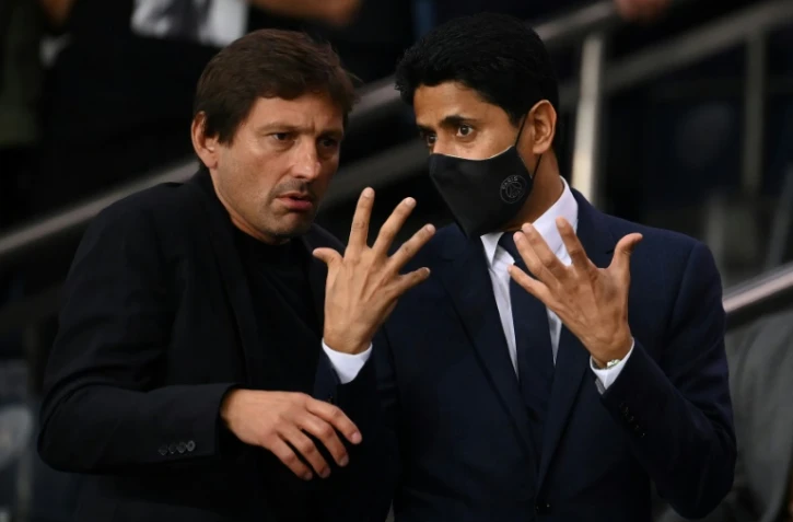 Le président qatari du Paris Saint-Germain Nasser Al-Khelaïfi discute avec le directeur sportif brésilien Leonardo, lors du match de Ligue 1 contre Montpellier, le 25 septembre 2021 au Parc des Princes