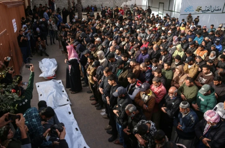 La Défense civile de Gaza annonce que des frappes israéliennes ont fait 12 morts