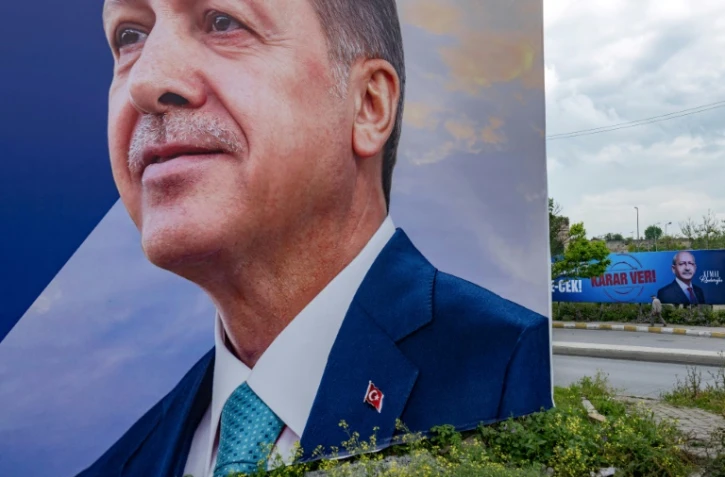 Affiches de campagne du président turc Recep Tayyip Erdogan (gauche) et de son adversaire Kemal Kiliçdaroglu (fond droite), le 23 mai 2023 à Istanbul