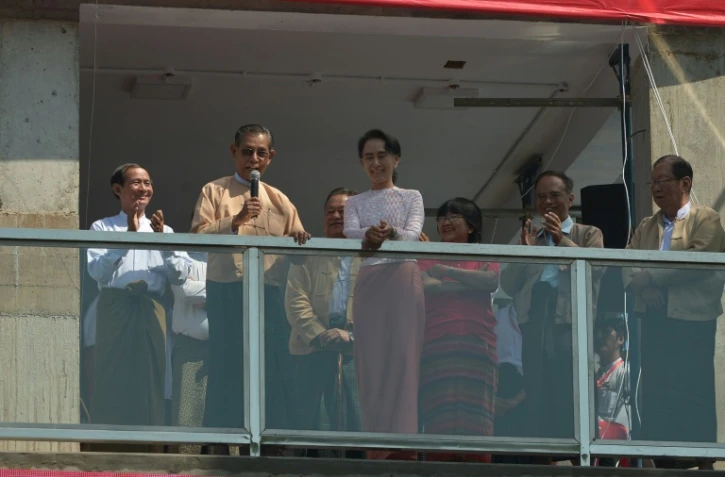 L'opposante birmane Aung San Suu Kyi sur le balcon du siège de la LND, le 9 novembre 2015 à Rangoun