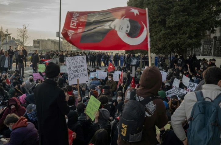 Des étudiants manifestent leur soutien au maire d'Istanbul arrêté, le 26 mars 2025 à Istanbul, en Turquie