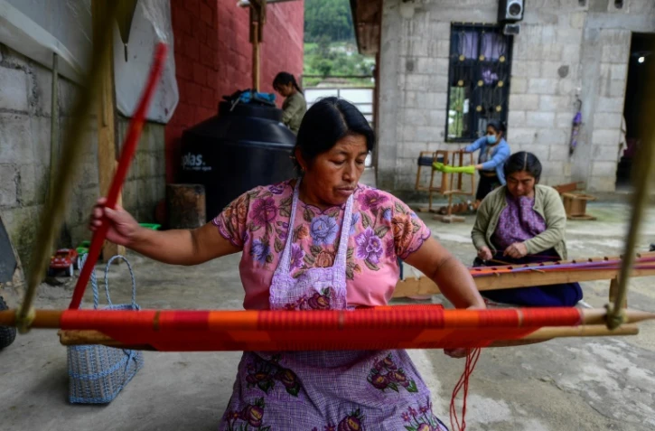 Une tisserande indigène, Maria Lopez, 50 ans, au travail sur son métier, à Zinacantan, un village de l'Etat de Chiapas, dans le sud du Mexique, le 8 septembre 2021