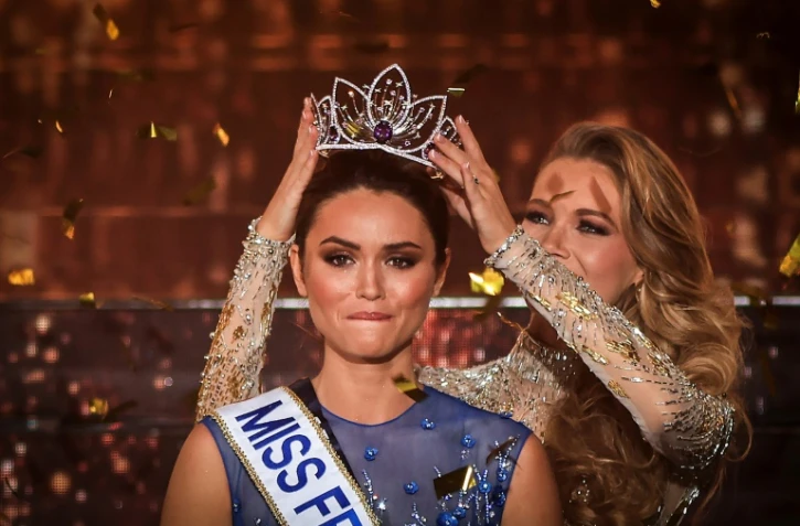 Miss Ile-de-France Diane Leyre couronnée par Miss France 2021 Amandine Petit