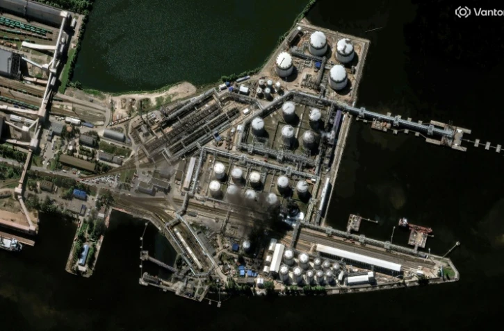 Une image satellite, diffusée par la société Vantor, montre de la fumée s'élevant du terminal pétrolier de Saint-Pétersbourg, en Russie, le 3 juin 2026