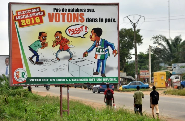 Une affiche de la Commission électorale indépendante, dans les rues d'Abidjan, le 17 décembre 2016