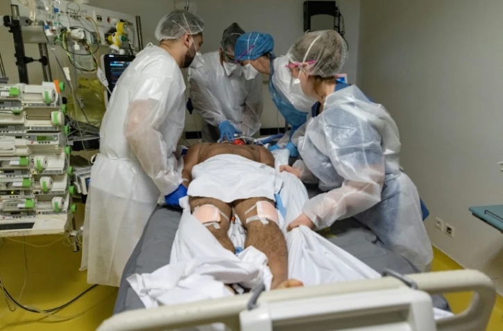 Des soignants s'affairent autour d'un patient atteint du Covid-19 à l'Institut Mutualiste Montsouris, le 21 avril 2021 à Paris