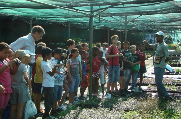 Opération "Un enfant, un arbre endémique réintroduit" (Photo A. Commeinhes)