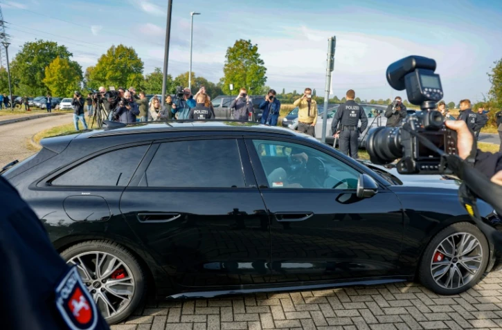Une voiture transportant Christian Brückner, principal suspect dans la disparition de la fillette britannique Madeleine McCann en 2007 au Portugal, quitte la prison de haute sécurité de Sehnde, près de Hanovre, après sa remise en liberté, le 17 septembre 2025 en Allemagne