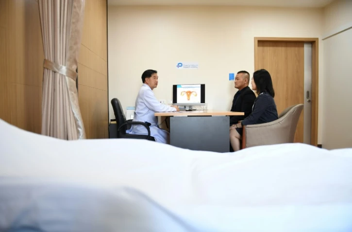 Un couple chinois consulte en vue d'une fécondation in vitro dans un hôpital de Bangkok, le 17 mai 2018 en Thaïlande