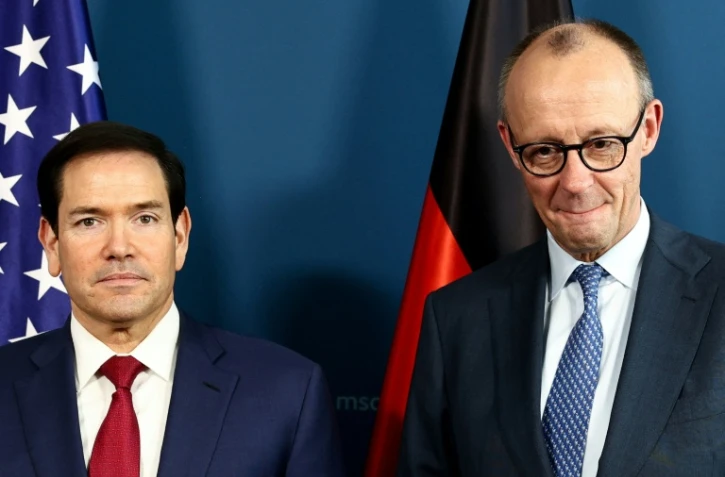 Le chancelier allemand Friedrich Merz (d) et le secrétaire d'Etat américain Marco Rubio assistent à une réunion bilatérale en marge de la Conférence de Munich sur la sécurité, en Allemagne, le 13 février 2026
