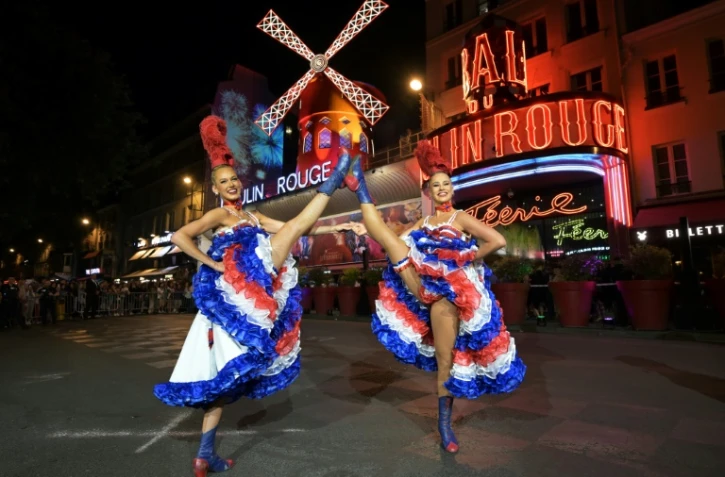 Des danseuses devant le cabaret du Moulin Rouge lors de l'inauguration de ses nouvelles ailes, le 5 juillet 2024 Ă Paris