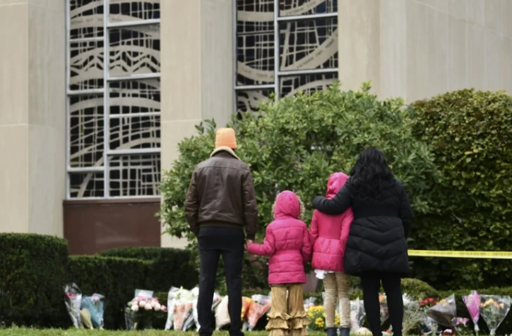 Des personnes viennent rendre hommage aux victimes au lendemain de la fusillade dans synagogue "Tree of Life" de Pittsburgh, le 28 octobre 2018