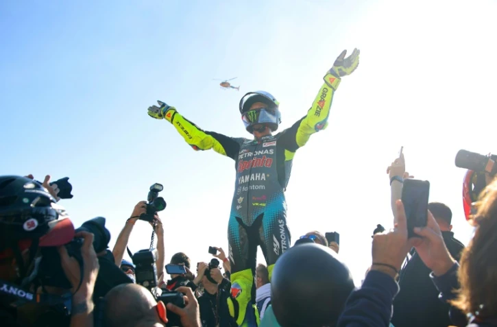 La légende Valentino Rossi salue ses fans à l'issue de son ultime course en MotoGP, le 14 novembre 2021 à l'occasion du GP de Valence à Cheste 