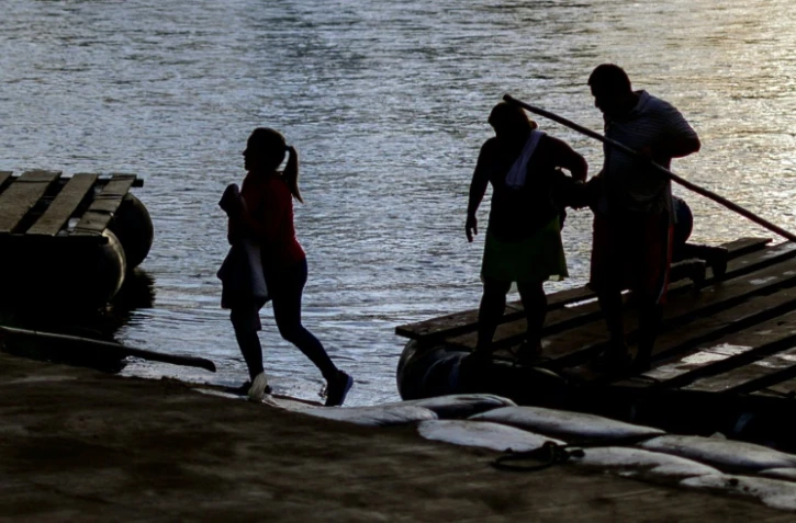 Traversée en radeau de fortune du fleuve Suchiate, entre Tecun Uman, au Guatemala et Ciudad Hidalgo, dans le sud du Mexique, le 8 juin 2019