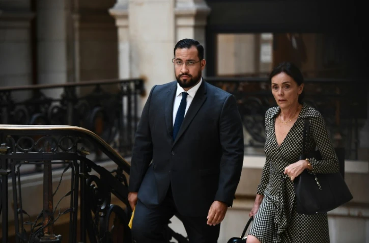 Alexandre Benalla arrive au palais de justice de Paris le 9 juin 2023 au côté de son avocate Jacqueline Laffont