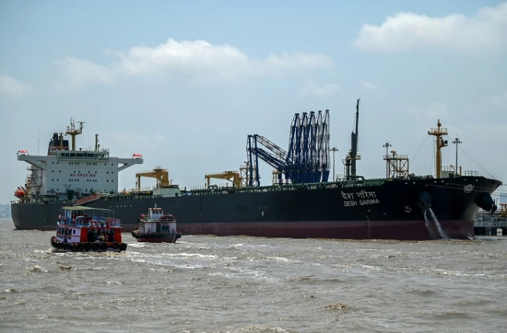 Le Desh Garima, un pétrolier battant pavillon indien, transportant du pétrole brut  amarré à un terminal de déchargement sur la côte de Bombay, après avoir pu transiter par le détroit d'Ormuz, le 30 avril 2026