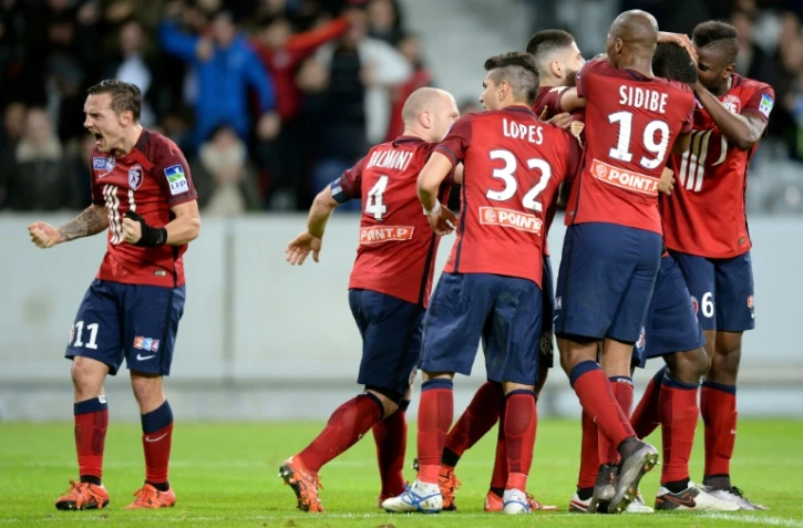 Les Lillois euphoriques après le but d'Adama Soumaoro contre Bordeaux en demi-finale de la Coupe de la Ligue, le 26 janvier 2016 à Lille