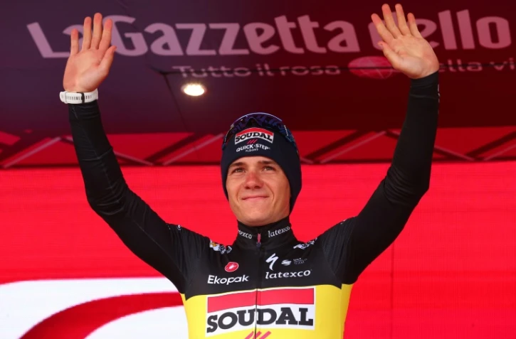 Le coureur belge de Soudal - Quick Step, Remco Evenepoel, sur le podium après sa victoire lors de la 9e étape du Tour d'Italie, le 14 mai 2023 à Cesena