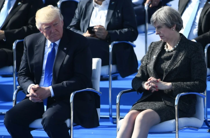 Le président américain Donald Trump (g) au côté de la Première ministre britannique Theresa May, lors du sommet de l'Otan à Bruxelles, le 25 mai 2017