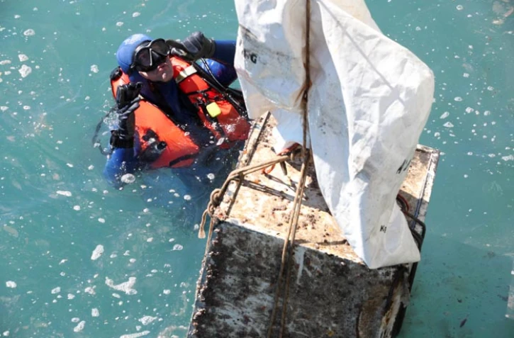 Lundi 2 Mai 2011

les plongeurs de la brigade nautique de la gendarmerie Nationale au port ouest