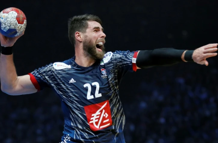 Le pivot français Luka Karabatic lance un tir face au Brésil lors du match d'ouverture du Mondial-2017, le 11 janvier 2017 à Paris