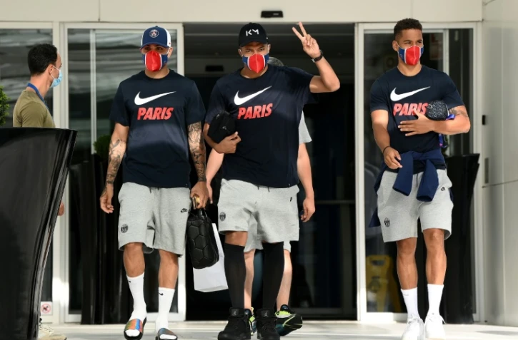 Les joueurs du PSG Layvin Kurzawa, Kylian Mbappé et Thilo Kehrer sortent de leur hôtel de Lisbonne pour se rendre à un entraînement à la veille du match contre Leipzig, le 17 août 2020
