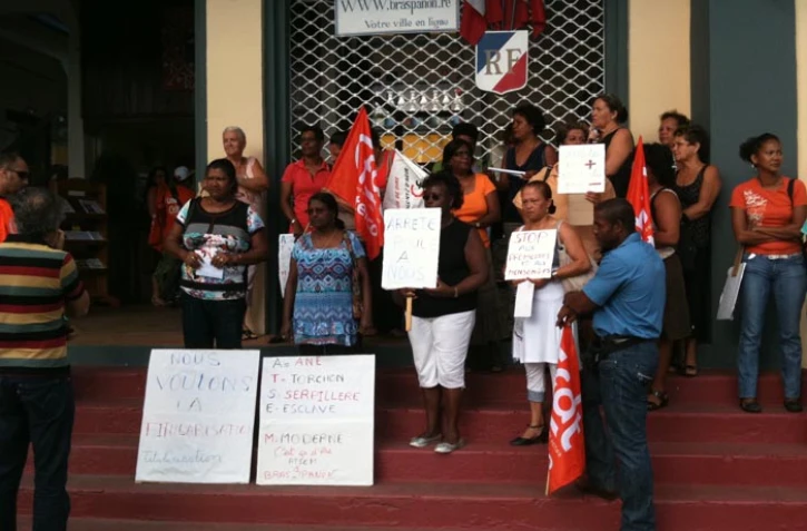 Mardi 3 mai 2011: Manifestation des agents spécialisés des écoles maternelles devant la mairie de Bras-Panon (photo: Mounice Najafaly)