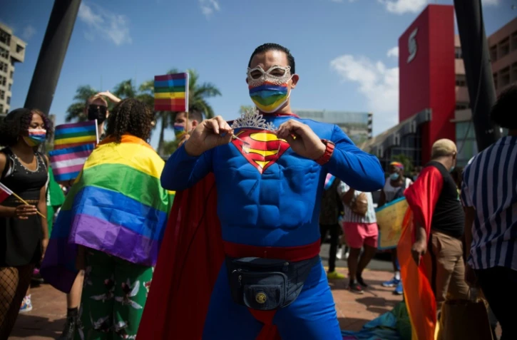 Sur cette photo prise en juillet 2021, un membre de la communanuté LGBT déguisé en Superman participe à une manifestation en République dominicaine.
