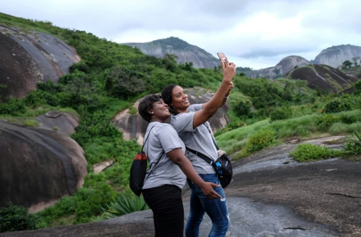 De jeunes Nigérians font des selfies dans les collines d'Idanre, dans le sud-ouest du Nigeria, le 25 août 2018