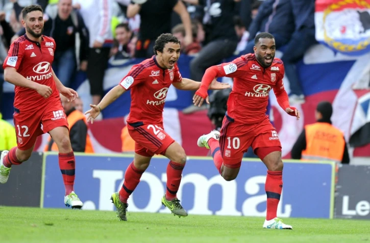 L'attaquant de l'OL Alexandre Lacazette (d) exulte après avoir marqué face à Toulouse, le 23 avril 2016 au Stadium