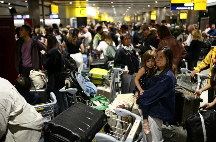 Les voyageurs s'agglutinent dans le terminal 3 de l'aéroport de Londres-Heathrow pendant une panne du contrôle aérien, le 8 septembre 2026