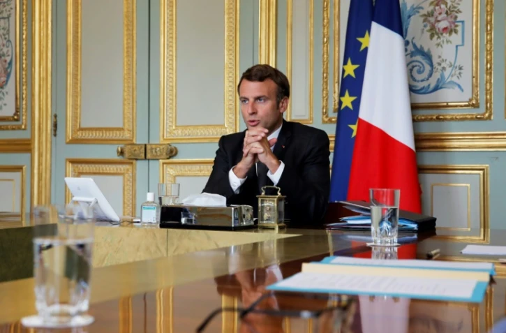 Emmanuel Macron s'entretient par visioconférence avec la chancelière Angela Merkel, le Premier ministre du Kosovo Avdullah Hoti et le président de la Serbie Aleksandar Vucic, à l'Elysée le 10 juillet 2020