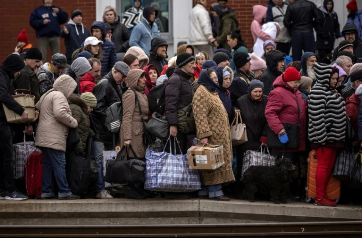 Des civils attendent de monter dans un train pour fuir la ville de Kramatorsk, dans l'est de l'Ukraine, le 5 avril 2022
