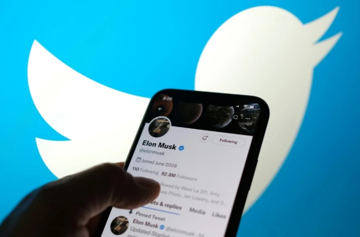 Elon Musk a élevé à 33,5 milliards de dollars la somme apportée directement par l'entrepreneur et ses partenaires pour le rachat de Twitter, abaissant encore le montant emprunté à des banques, une annonce qui a plu aux investisseurs